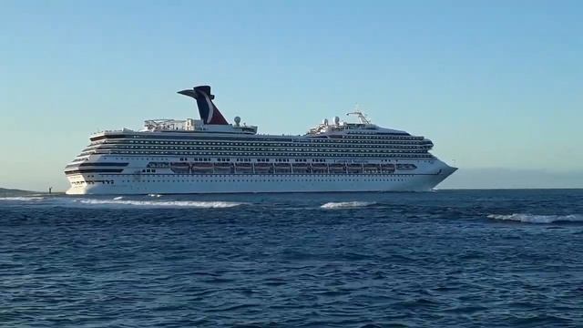 Круизный лайнер CARNIVAL SUNRISE чинно покидает порт на Карибских островах