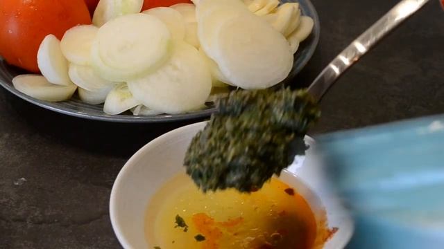 Закуска из свежих помидоров всего за 5 минут. Делайте сразу большую порцию!! смотреть онлайн