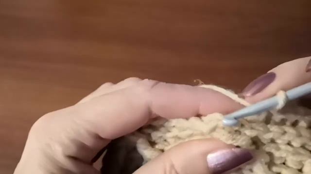 Шапка крючком, ромбы рельефными столбиками.