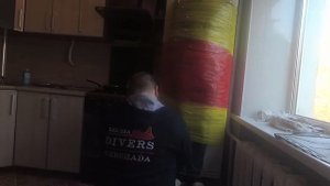 приклеили СКОТЧЕМ к холодильнику