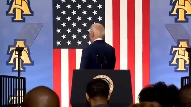 🇺🇸Президент США Джо Байден немного потерялся в пространстве после выступления перед аудиторией. смотреть онлайн
