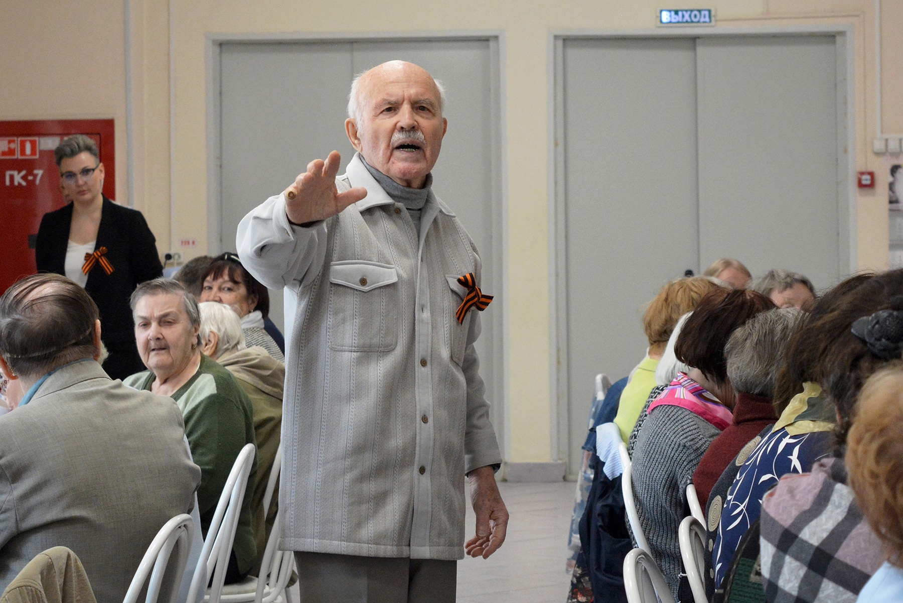 Встреча с ветеранами! Юрий Александрович читает стихи Михаила Исаковского.
