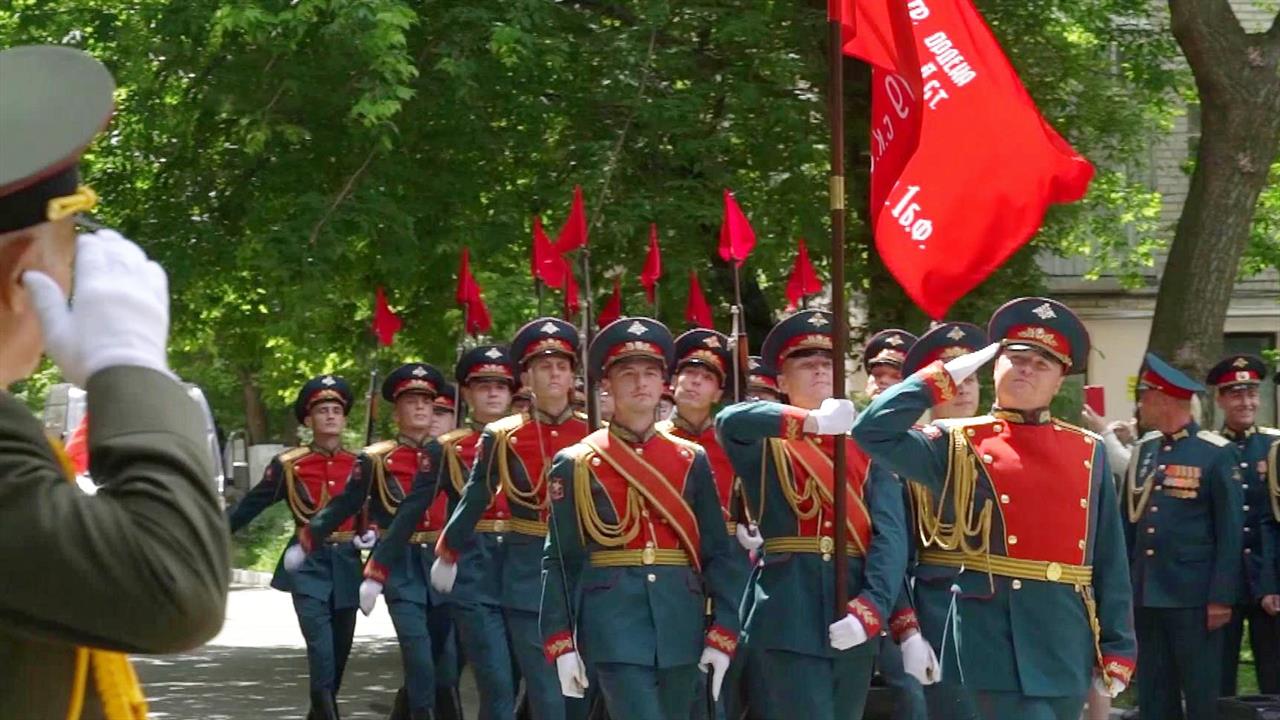 В Екатеринбурге участники торжеств в честь юбилея ... навестили ветерана Великой Отечественной войны