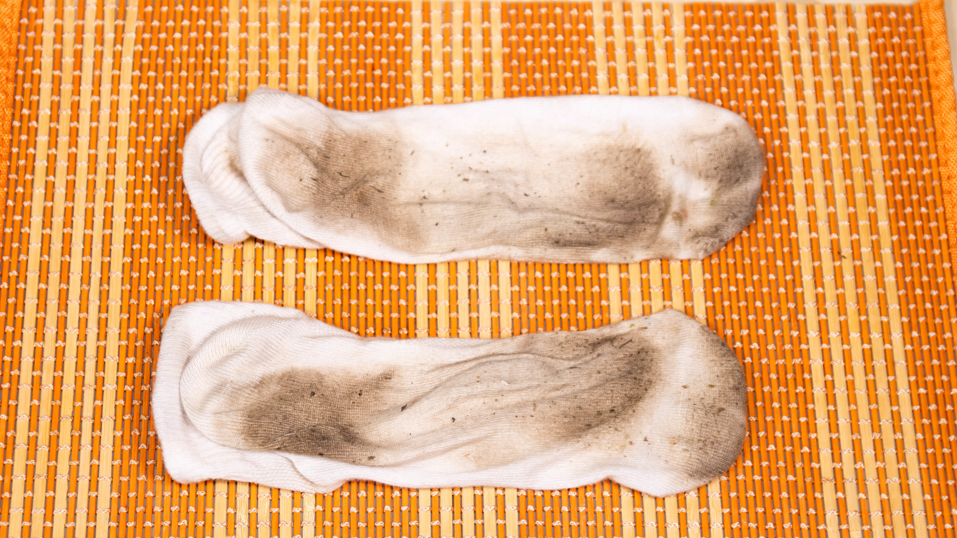 Чем отстирать белые носки от черноты. Отбелить белые носки. Стирка белых носков. Носки до и после отбеливания белизной. Отбеливание грязных белых носков.