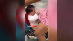 Ребёнок заглядывает под трусы маме