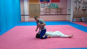 Удушающий "треугольник", что делать, если соперник встает в стойку