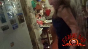 Бъют соседку по коммуналке ВИДЕО (18+) 21 век а в рашке в коммуналке делят кухню.