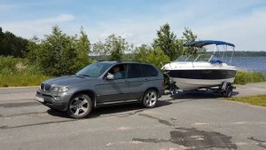 Спуск катера на воду.