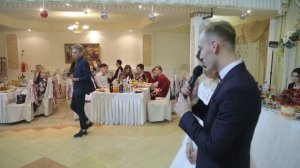 Бабушки поздравляют молодожёнов на свадьбе