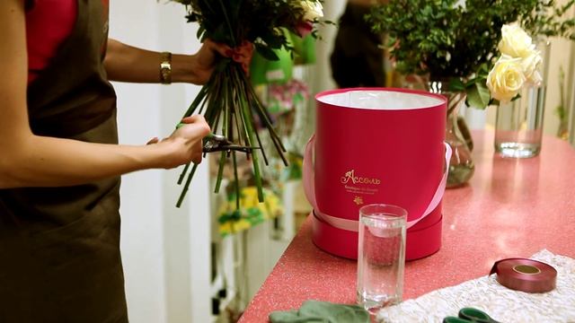 Букет в шляпной коробке (упаковка цветов) oasis смотреть онлайн