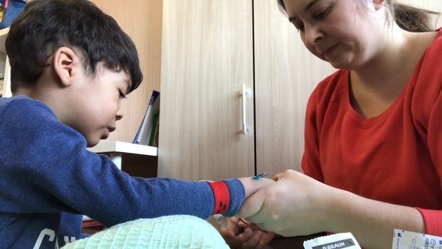 ОН ЕЛЕ ВЫТЕРПЕЛ почти 2 УКОЛА И ЧУТЬ НЕ УБЕЖАЛ Мы попали в вену??? УКОЛ РЕБЕНКУ ВИДЕО смотреть онлайн