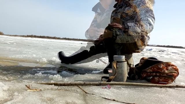 зимняя рыбалка, последний лёд. река Кан! #1 смотреть онлайн