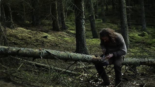 Один в лесу: теплая палатка, вырезание ложки, стол, шкура оленя, якутский нож смотреть онлайн