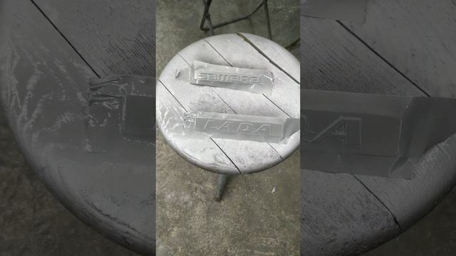 Восстанавливаем буквы на шильдиках багажника.