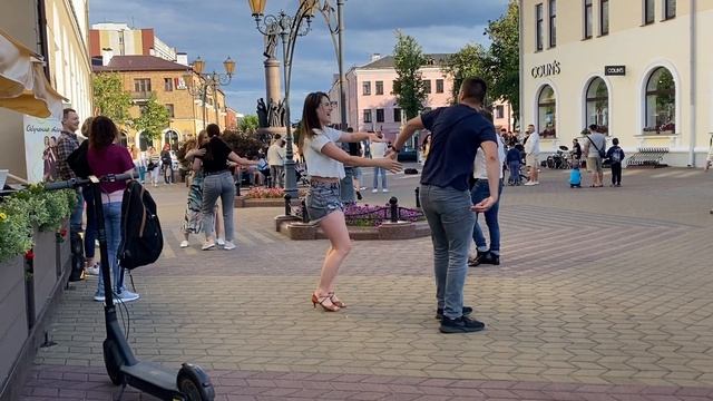 Летние танцы на улице! Красиво отдыхают!!!