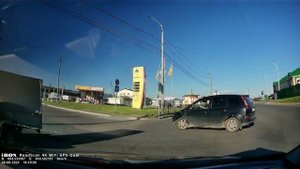 Повернул налево под знак "прямо или направо", создал аварийную ситуацию