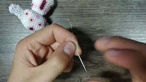 Ушан ( зайчик) из бисера . Амигуруми. Мастер клас. Ушки . 2 Часть.