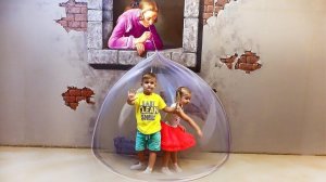 Roma and Diana Pretend Play at 3D Art Museum Video for children