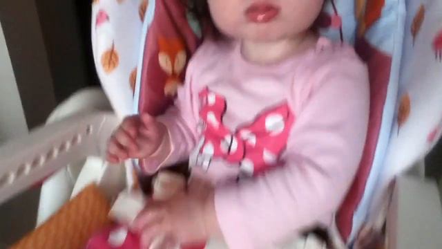 Эмилька сидит в стульчике слушает музыку ждёт сок из груши.