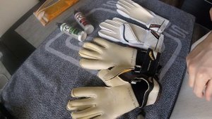 Улучшение сцепления вратарских перчаток с помощью KS Pro Glove Glue