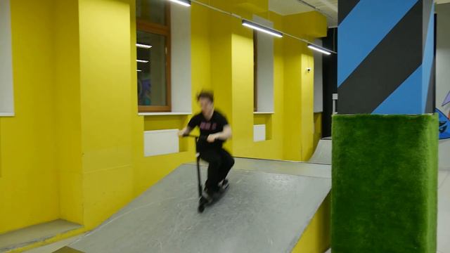 Крытый скейт парк в Москве. 👉Тут учат трюкам. Обучение трюковому самокату, тренировки с Инструкторо смотреть онлайн