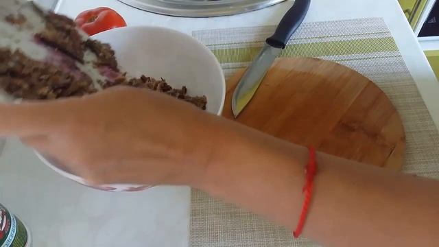 Салат со шпротами и помидорами.Салат быстро,вкусно и дешево.