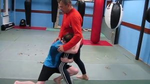 Способ перевода противника в партер.