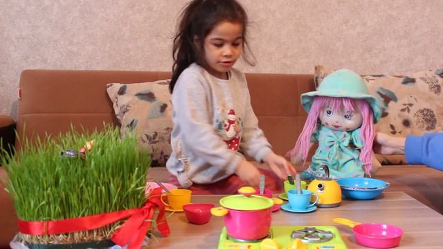 Кукла пришла в гости. В гостях у Сары. Doll came to visit смотреть онлайн