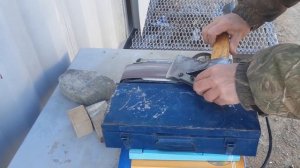 Заточка топора с помощью приспособления костыль и шлифовальная машинки