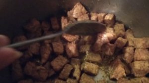 Поджаренное мясо с тушёной капустой с болгарским перцем, помидорами, специями и зеленью