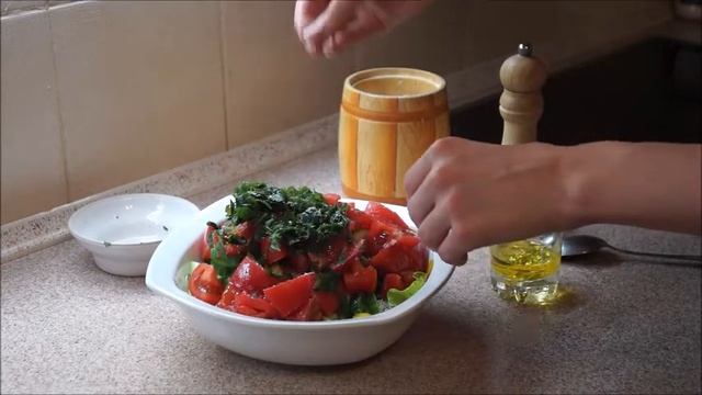 ENSALADA de VERDURAS con POLLO FRITO/Овощной салат с жареной курицей смотреть онлайн