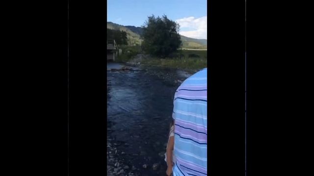 Горный Алтай. Семинский Перевал. Ополаскиваем ноги в горной реке.