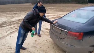 Audi A6 2006 на бездорожье застряла в грязи