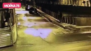 Мужчина, выходящий из дома Олега Соколова, выбрасывает мешки в Мойку