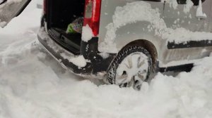 По сугробу на летней резине. Пежо партнёр.