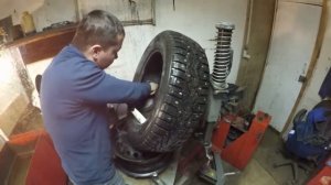 Ремонт колеса в шиномонтажеРемонт колеса в шиномонтаже