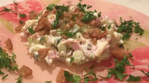 Салат с грибами и сухариками на скорую руку