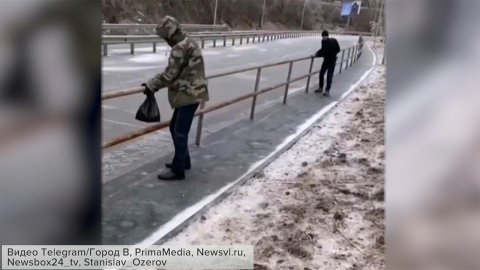Улицы Владивостока после снега с дождем покрылись ледяной коркой