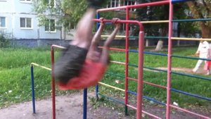 Подъём разгибом на перекладине