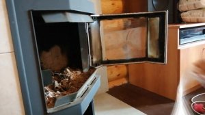 Показываю как быстро и легко почистить стекло камина от копоти