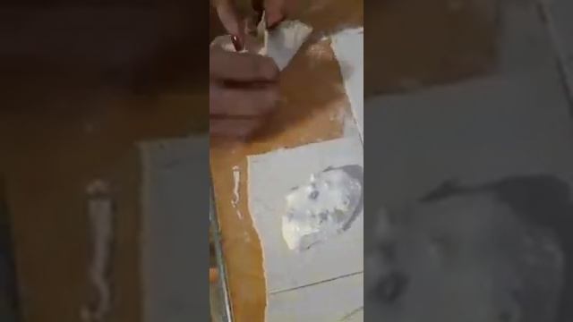Слойки с творогом из готового   бездрожжевого теста#творог#слоеноетесто