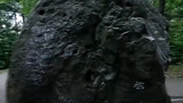 Просто большой камень в парке. Старинный камень с надписями