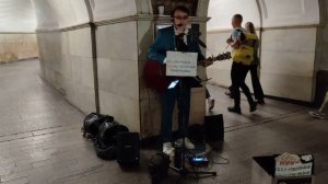 Юра Шатунов - Белые розы - Ласковый май - песню спел в метро Москвы музыкант Павел Пикалов #metro