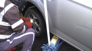 Как открутить секретную гайку от автомобильного колеса.