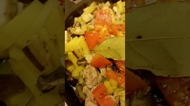 жареная, тушеная картошка с мясом, грибами, баклажанами, помидорами, специями, чесноком