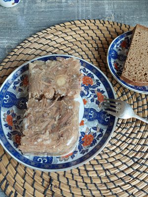 Говяжий холодец из рульки. Приготовлен в скороварке. Вкусно. Просто. Не требует больших усилий.