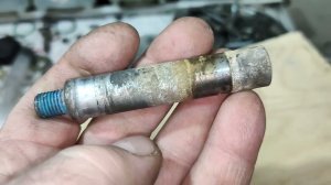 Оригинальный и неоригинальный верхний направляющий палец переднего суппорта.