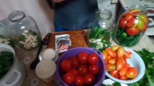 Огурцы и помидорами и с хреном, засолка на зиму