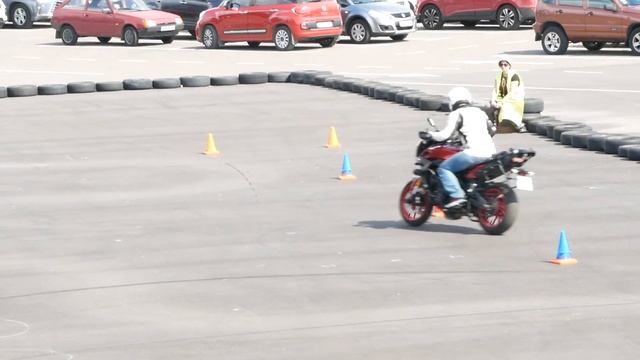 Yamaha MT-09 Tracer 2016 motorcycle control on low speeds ( FJ-09 ) смотреть онлайн