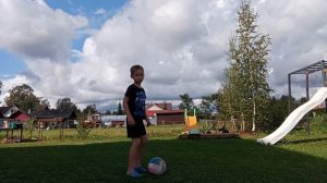 как играть в футбол